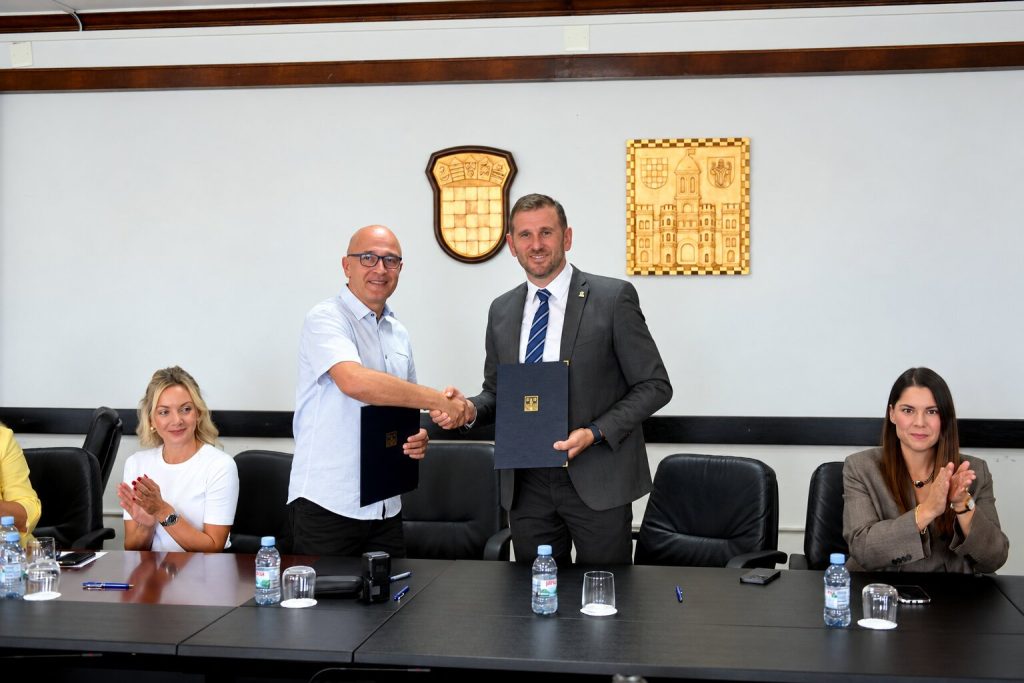 Rukovanje nakon potpisivanja Dodatka I Kolektivnom ugovoru za zaposlene u ustanovama kulture Grada Splita, 21. rujna 2026.